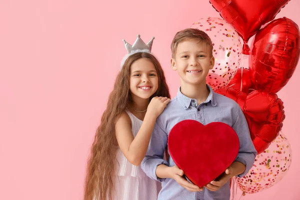 带着礼物和彩色背景气球的快乐孩子们 情人节庆祝活动 — 图库照片