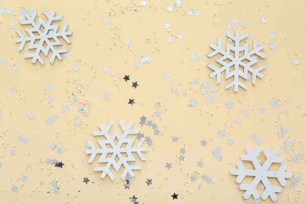 Vackra Konfetti Och Snöflingor Beige Bakgrund — Stockfoto