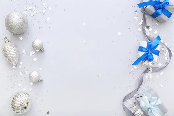 Beaux Confettis Avec Boules Noël Cadeaux Sur Fond Gris — Photo
