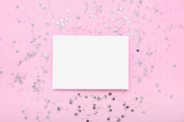 Φύλλο Χαρτιού Και Όμορφα Κομφετί Ροζ Φόντο — Φωτογραφία Αρχείου