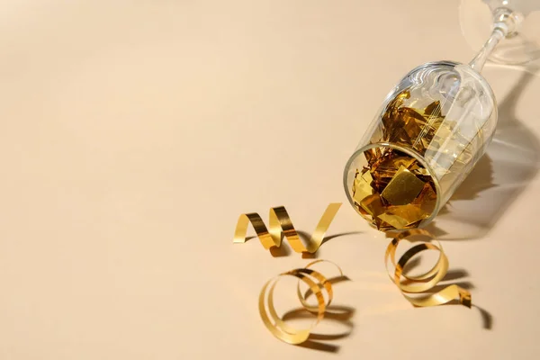 Composition Champagne Glass Confetti Serpentine Color Background Closeup — Stock Photo, Image
