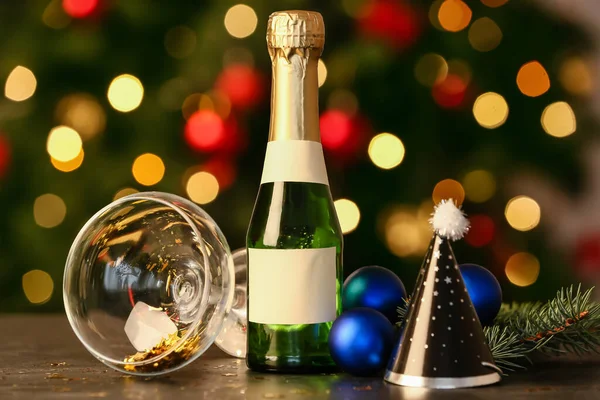 Bottiglia Champagne Con Vetro Decorazioni Natalizie Sul Tavolo Contro Sfondo — Foto Stock