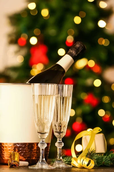Відро Пляшкою Шампанського Окулярами Різдвяним Декором Столі Розмитому Фоні — стокове фото