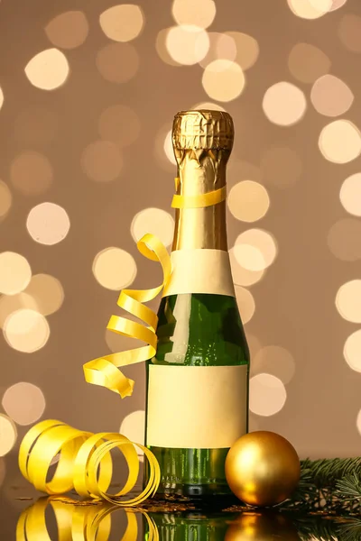 背景のぼやけたテーブルの上にシャンパンとクリスマスの装飾のボトル — ストック写真