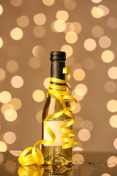 Champagnerflasche Und Serpentin Auf Tisch Vor Verschwommenem Hintergrund — Stockfoto