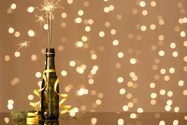 Egy Üveg Pezsgő Karácsonyi Csillagszórókkal Asztalon Homályos Háttérrel — Stock Fotó
