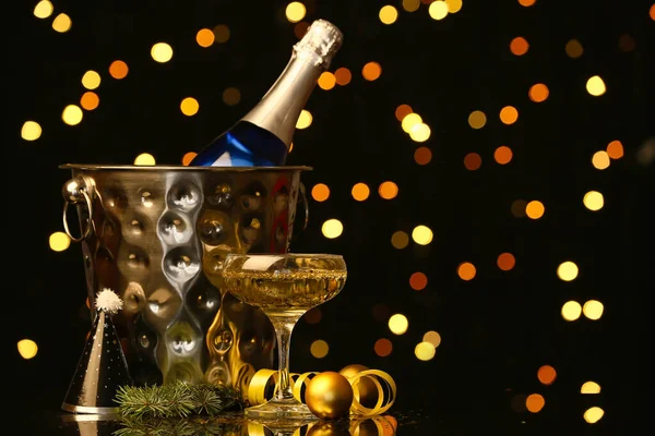 Bottiglia Bicchiere Champagne Con Decorazioni Natalizie Sul Tavolo Contro Sfondo — Foto Stock