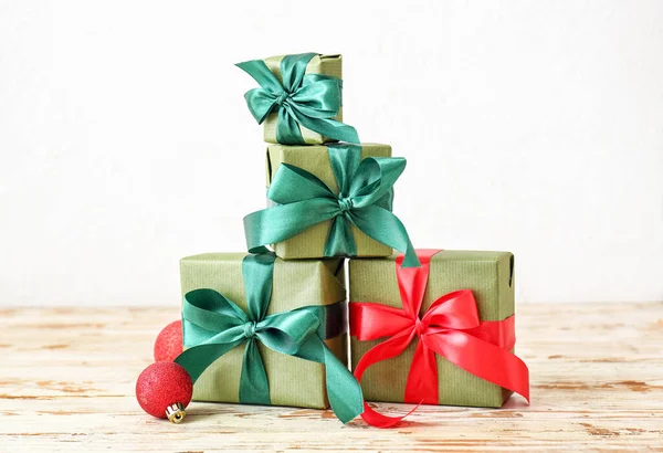 Vánoční Dárkové Krabice Lehkém Dřevěném Stole — Stock fotografie