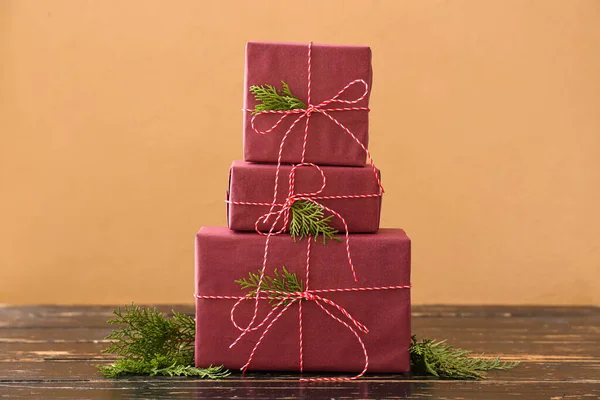 Χριστουγεννιάτικα Κουτιά Δώρων Και Κλαδιά Ελάτης Σκούρο Ξύλινο Τραπέζι — Φωτογραφία Αρχείου
