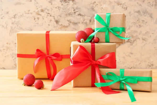Cajas Bolas Regalo Navidad Sobre Fondo Beige — Foto de Stock