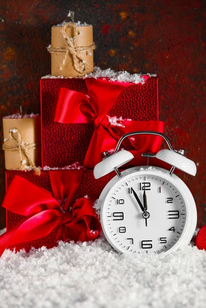目覚まし時計 クリスマスプレゼントやグランジの背景に雪の上のキャンドル — ストック写真