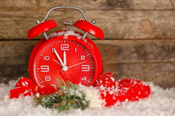 Reloj Despertador Rojo Navidad Manopla Sobre Nieve Sobre Fondo Madera — Foto de Stock