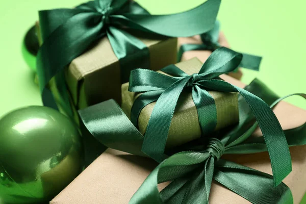 Красивые Рождественские Подарки Зеленом Фоне Крупный План — стоковое фото