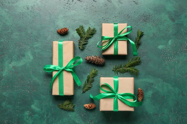 彩色背景下的圣诞礼物 圆锥和冷杉枝条 — 图库照片