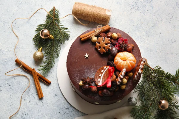 光の背景においしいクリスマスチョコレートケーキやモミの枝と組成物 — ストック写真