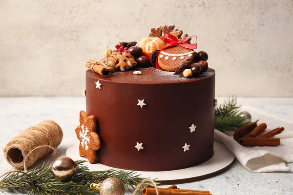 Stand Tasty Christmas Chocolate Cake Fir Branches Light Background — Stock Photo, Image