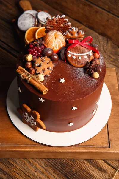 Ständer Mit Leckerem Weihnachts Schokoladenkuchen Auf Holzgrund — Stockfoto
