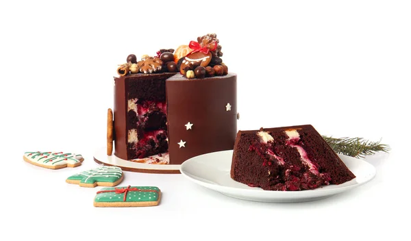 Тарелка Кусочком Вкусного Рождественского Шоколадного Торта Белом Фоне — стоковое фото