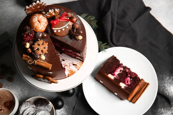 Composizione Con Gustosa Torta Cioccolato Natalizia Sul Tavolo — Foto Stock