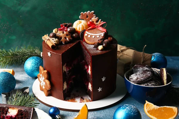 Стенд Вкусным Рождественским Шоколадным Тортом Столе — стоковое фото