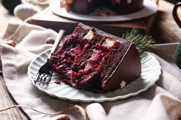 Piatto Con Pezzo Gustosa Torta Cioccolato Natale Sul Tavolo Primo — Foto Stock