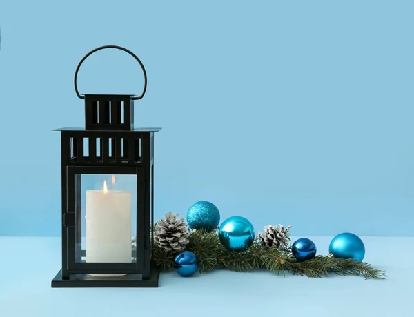 Krásné Vánoční Lucerna Svíčkou Míčky Kornouty Jedle Větev Modrém Pozadí — Stock fotografie