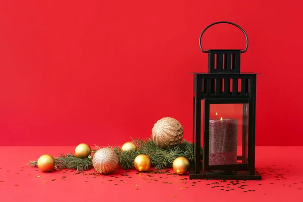 Mooie Kerstlantaarn Met Kaars Ballen Sparren Takken Rode Achtergrond — Stockfoto