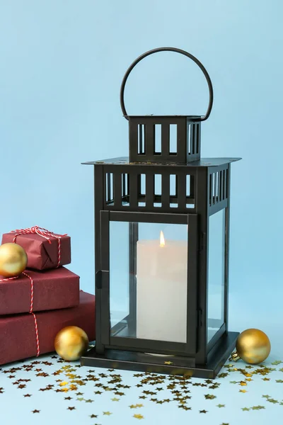 Krásná Vánoční Lucerna Svíčkou Míčky Dárky Konfety Modrém Pozadí — Stock fotografie