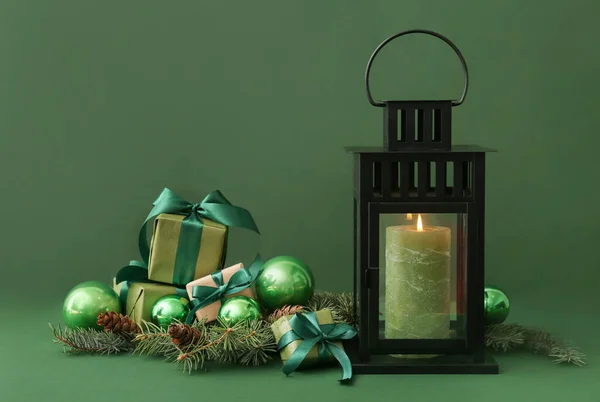 Krásná Vánoční Lucerna Svíčkou Míčky Dárky Jedlové Větve Zeleném Pozadí — Stock fotografie
