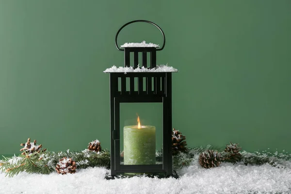 Krásná Vánoční Lucerna Svíčkou Kornouty Jedlovými Větvemi Zeleném Pozadí — Stock fotografie