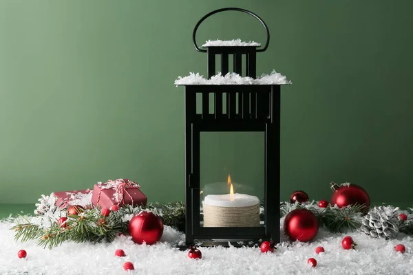 Krásná Vánoční Lucerna Svíčkou Míčky Jedlovými Větvemi Zeleném Pozadí — Stock fotografie