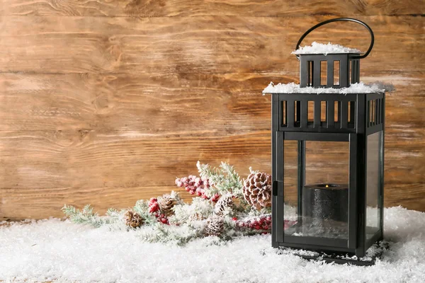 Krásná Vánoční Lucerna Svíčkou Jedlovými Větvemi Sněhem Dřevěném Pozadí — Stock fotografie