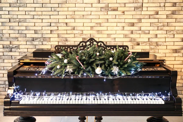 Beautiful Grand Piano Decorated Christmas Brick Wall — Stock Photo, Image