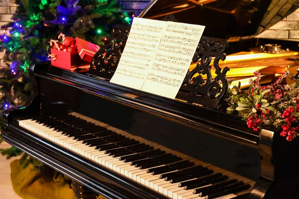 Beautiful Grand Piano Decorated Christmas Notes Room Closeup — Stock Photo, Image