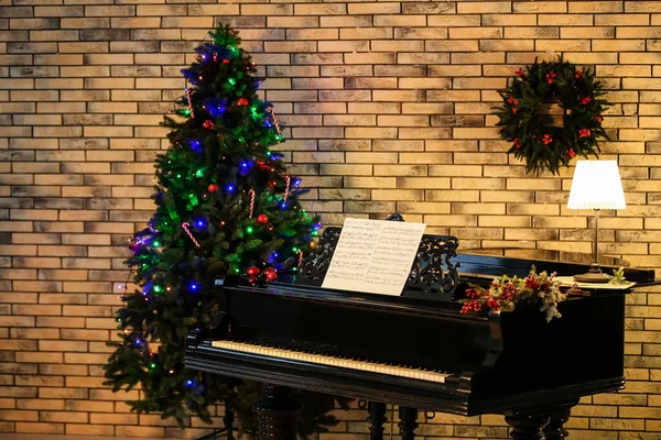 Beautiful Grand Piano Note Sheets Christmas Tree Brick Wall — Stock Photo, Image