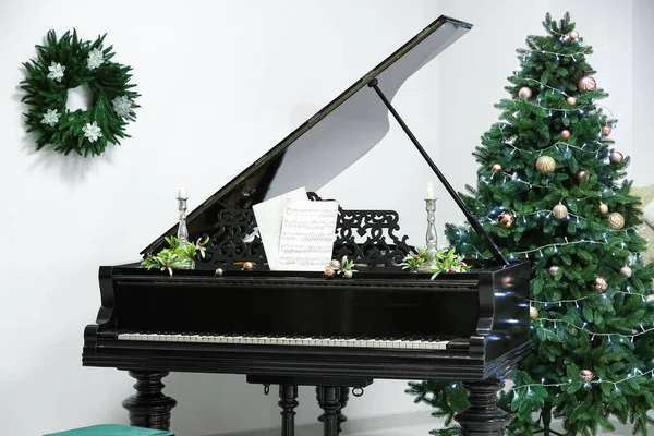Beautiful Grand Piano Note Sheets Room Decorated Christmas — Stock Photo, Image
