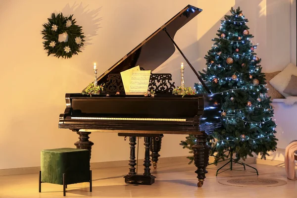 美丽的大钢琴 晚上装饰着圣诞的房间里有记事本 — 图库照片
