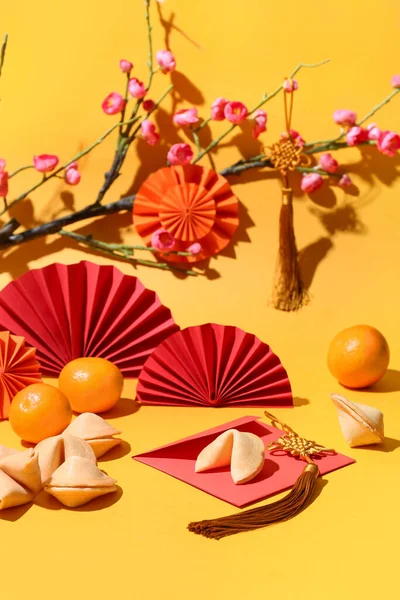 Samenstelling Met Smakelijke Gelukskoekjes Mandarijnen Chinees Decor Kleur Achtergrond — Stockfoto