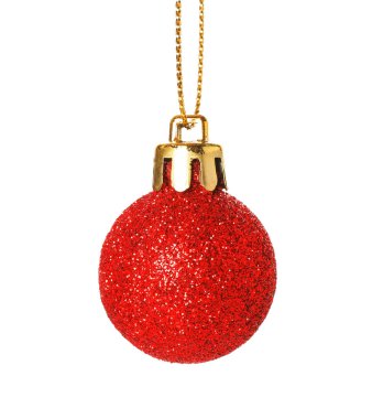 Beyaz arka planda parlak kırmızı Noel topu