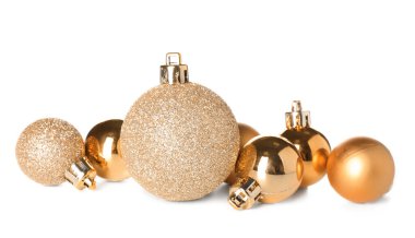 Beyaz arka planda farklı parlak noel baloları