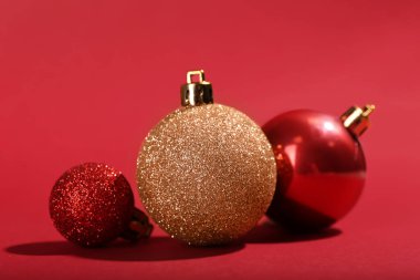 Renkli arka planda parlak Noel topları, yakın plan