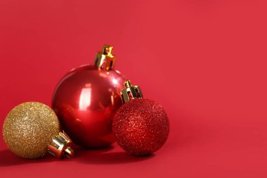 Renkli arka planda parlak Noel topları, yakın plan