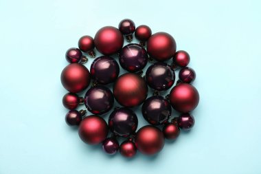 Mavi arka planda güzel Noel topları olan kompozisyon