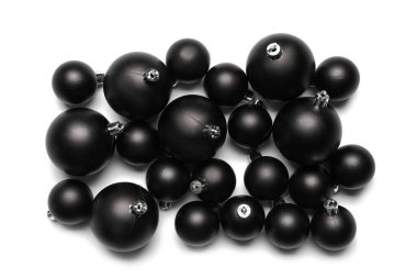 Beyaz arka planda siyah Noel topları