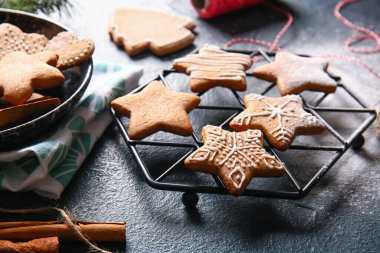 Siyah arka planda tatlı Noel kurabiyeleriyle şebeke