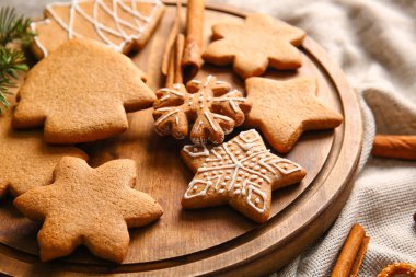 Tahta tahta tahta tahta üzerinde tatlı Noel kurabiyeleri, yakın plan.