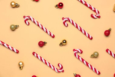 Renk arkaplanındaki farklı Noel dekorasyonları