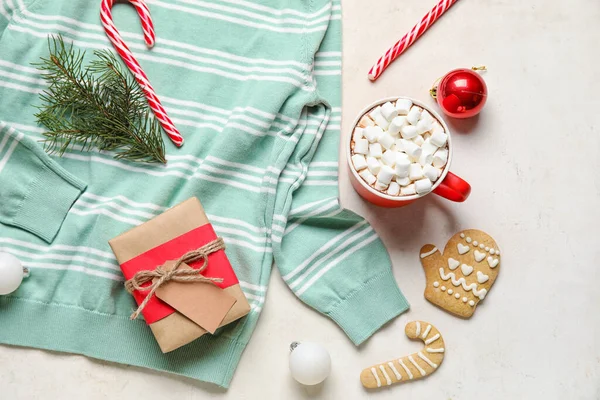 Warme Trui Kerstdecor Kopje Warme Chocolademelk Een Lichte Achtergrond — Stockfoto