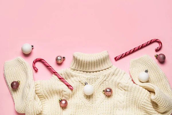 暖かいセーターと色の背景のクリスマスの装飾 — ストック写真