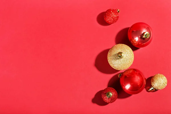 Diferentes Bolas Navidad Brillantes Sobre Fondo Color — Foto de Stock